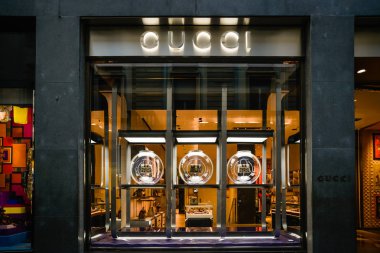 Milan, İtalya - 24 Eylül 2017: Gucci mağaza Milano'da. Gucci hafta alışveriş moda