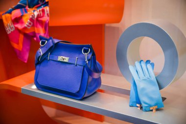 Milan, İtalya - 24 Eylül 2017: Hermes mağaza Milano'da. Celebrity