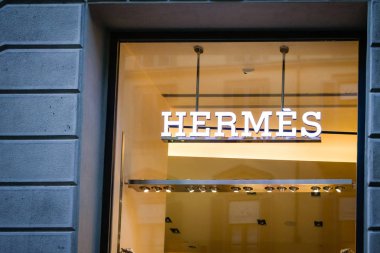 Milan, İtalya - 24 Eylül 2017: Hermes mağaza Milano'da. Celebrity