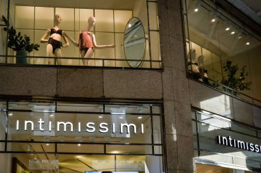 Milan, İtalya - 24 Eylül 2017: Intimissimi mağaza Milano'da. 