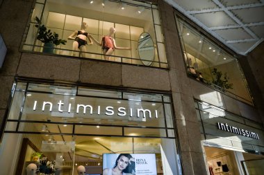 Milan, İtalya - 24 Eylül 2017: Intimissimi mağaza Milano'da. 