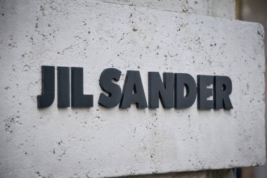 Milan, İtalya - 24 Eylül 2017: Jil Sander mağaza Milano'da. F