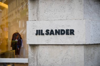 Milan, İtalya - 24 Eylül 2017: Jil Sander mağaza Milano'da. F