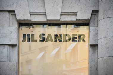 Milan, İtalya - 24 Eylül 2017: Jil Sander mağaza Milano'da. F