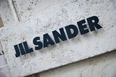 Milan, İtalya - 24 Eylül 2017: Jil Sander mağaza Milano'da. F