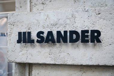 Milan, İtalya - 24 Eylül 2017: Jil Sander mağaza Milano'da. F