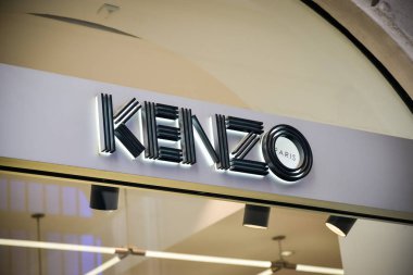 Milan, İtalya - 24 Eylül 2017: Kenzo mağaza Milano'da. Fashio