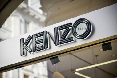 Milan, İtalya - 24 Eylül 2017: Kenzo mağaza Milano'da. Fashio