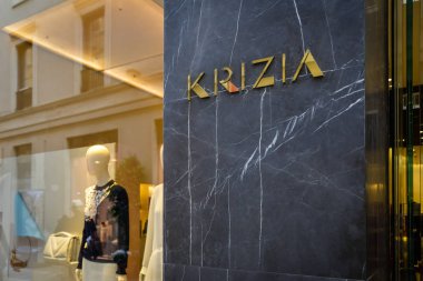 Milan, İtalya - 24 Eylül 2017: Krizia mağaza Milano'da. Celebrity