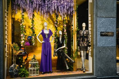 Milan, İtalya - 24 Eylül 2017: La Perla mağaza Milano'da. Fas