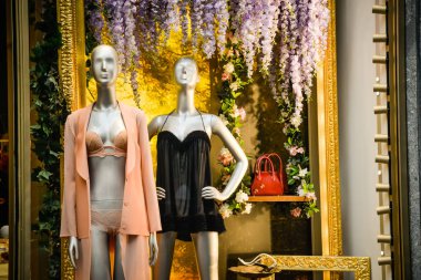 Milan, İtalya - 24 Eylül 2017: La Perla mağaza Milano'da. Fas