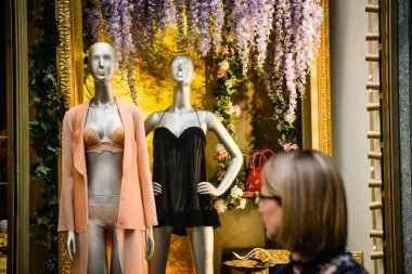 Milan, İtalya - 24 Eylül 2017: La Perla mağaza Milano'da. Fas