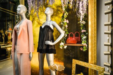 Milan, İtalya - 24 Eylül 2017: La Perla mağaza Milano'da. Fas