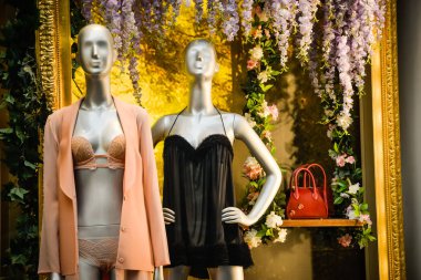 Milan, İtalya - 24 Eylül 2017: La Perla mağaza Milano'da. Fas