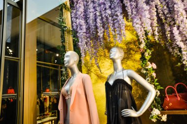 Milan, İtalya - 24 Eylül 2017: La Perla mağaza Milano'da. Fas