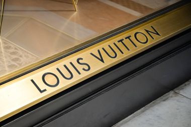 Milan, İtalya - 24 Eylül 2017: Louis Vuitton mağaza Milano'da. Moda Haftası Louis Vuitton alışveriş