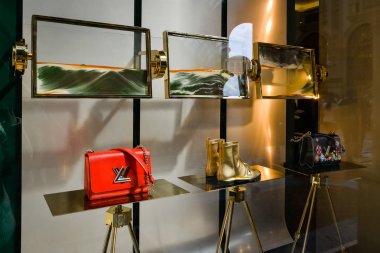 Milan, İtalya - 24 Eylül 2017: Louis Vuitton mağaza Milano'da. Moda Haftası Louis Vuitton alışveriş