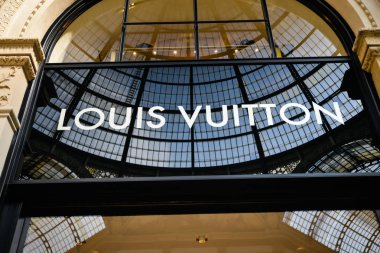 Milan, İtalya - 24 Eylül 2017: Louis Vuitton mağaza Milano'da. Moda Haftası Louis Vuitton alışveriş