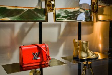 Milan, İtalya - 24 Eylül 2017: Louis Vuitton mağaza Milano'da. Moda Haftası Louis Vuitton alışveriş