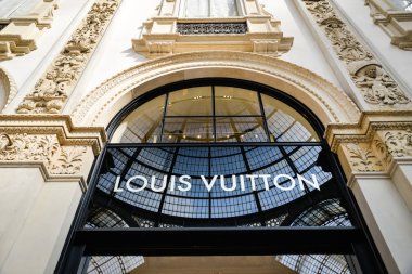 Milan, İtalya - 24 Eylül 2017: Louis Vuitton mağaza Milano'da. Moda Haftası Louis Vuitton alışveriş
