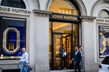 Milan, İtalya - 24 Eylül 2017: Louis Vuitton mağaza Milano'da. Moda Haftası Louis Vuitton alışveriş
