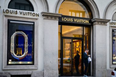 Milan, İtalya - 24 Eylül 2017: Louis Vuitton mağaza Milano'da. Moda Haftası Louis Vuitton alışveriş