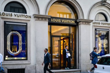 Milan, İtalya - 24 Eylül 2017: Louis Vuitton mağaza Milano'da. Moda Haftası Louis Vuitton alışveriş