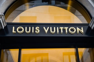 Milan, İtalya - 24 Eylül 2017: Louis Vuitton mağaza Milano'da. Moda Haftası Louis Vuitton alışveriş