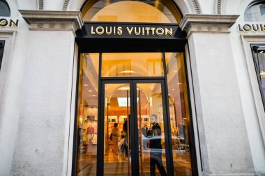 Milan, İtalya - 24 Eylül 2017: Louis Vuitton mağaza Milano'da. Moda Haftası Louis Vuitton alışveriş