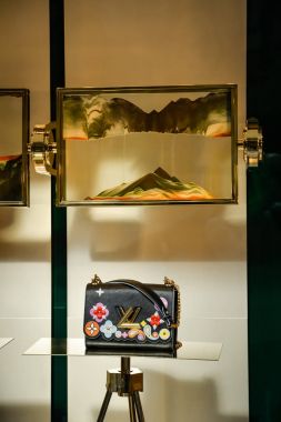 Milan, İtalya - 24 Eylül 2017: Louis Vuitton mağaza Milano'da. Moda Haftası Louis Vuitton alışveriş