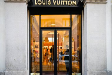 Milan, İtalya - 24 Eylül 2017: Louis Vuitton mağaza Milano'da. Moda Haftası Louis Vuitton alışveriş