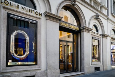 Milan, İtalya - 24 Eylül 2017: Louis Vuitton mağaza Milano'da. Moda Haftası Louis Vuitton alışveriş