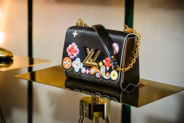 Milan, İtalya - 24 Eylül 2017: Louis Vuitton mağaza Milano'da. Moda Haftası Louis Vuitton alışveriş