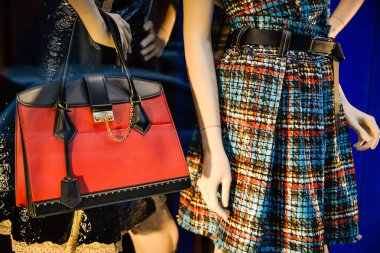 Milan, İtalya - 24 Eylül 2017: Louis Vuitton mağaza Milano'da. Moda Haftası Louis Vuitton alışveriş