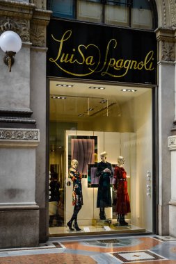 Milan, İtalya - 24 Eylül 2017: Luisa Spagnoli deposunda Mila