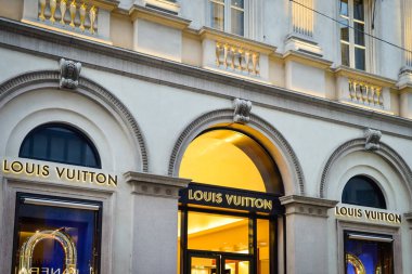 Milan, İtalya - 24 Eylül 2017: Louis Vuitton mağaza Milano'da. Moda Haftası Louis Vuitton alışveriş