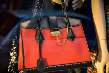 Milan, İtalya - 24 Eylül 2017: Louis Vuitton mağaza Milano'da. Moda Haftası Louis Vuitton alışveriş