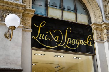Milan, İtalya - 24 Eylül 2017: Luisa Spagnoli deposunda Mila