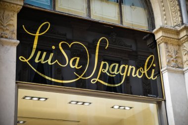 Milan, İtalya - 24 Eylül 2017: Luisa Spagnoli deposunda Mila