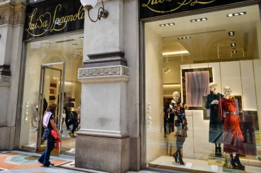 Milan, İtalya - 24 Eylül 2017: Luisa Spagnoli deposunda Mila