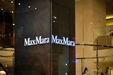 Milan, İtalya - 24 Eylül 2017: Max Mara mağaza Milano'da. Fas