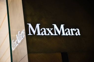 Milan, İtalya - 24 Eylül 2017: Max Mara mağaza Milano'da. Fas
