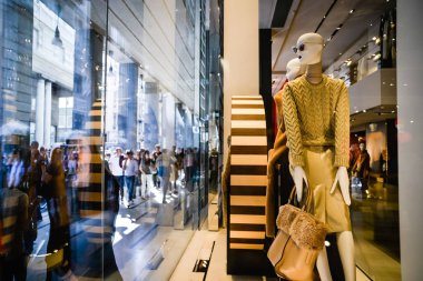 Milan, İtalya - 24 Eylül 2017: Max Mara mağaza Milano'da. Fas