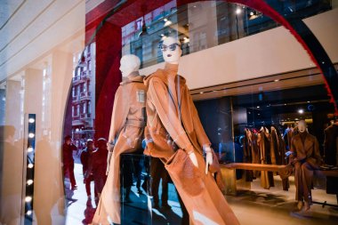Milan, İtalya - 24 Eylül 2017: Max Mara mağaza Milano'da. Fas