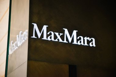 Milan, İtalya - 24 Eylül 2017: Max Mara mağaza Milano'da. Fas
