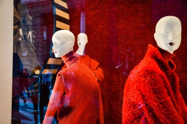 Milan, İtalya - 24 Eylül 2017: Max Mara mağaza Milano'da. Fas