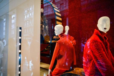 Milan, İtalya - 24 Eylül 2017: Max Mara mağaza Milano'da. Fas