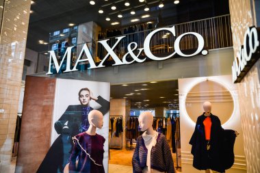 Milan, İtalya - 24 Eylül 2017: Max Mara mağaza Milano'da. Fas