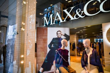 Milan, İtalya - 24 Eylül 2017: Max Mara mağaza Milano'da. Fas