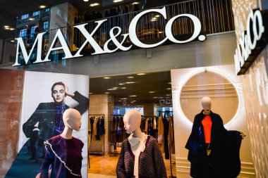 Milan, İtalya - 24 Eylül 2017: Max Mara mağaza Milano'da. Fas